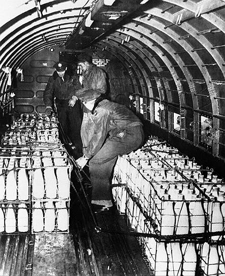 После объявления блокады США и союзники начали программу авиаснабжения Западного Берлина продовольствием, которая получила название «Берлинский воздушный мост». 26 июня 1948 года в аэропорту Темпельхоф приземлился первый военный самолет США