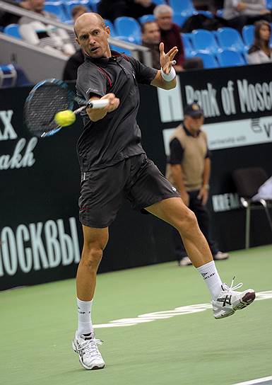 Николай Давыденко начал играть в теннис в возрасте 7 лет, тренируясь под руководством своего брата Эдуарда
