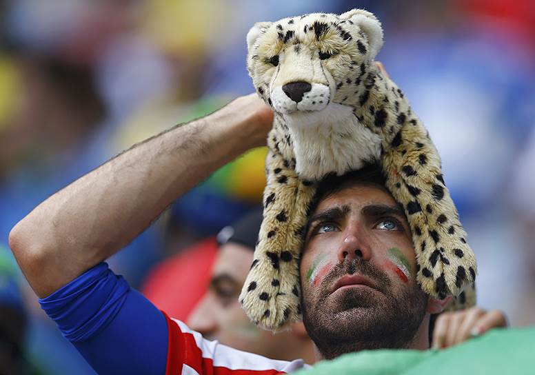 Фанат иранской сборной после того, как команда потерпела поражение от Боснии
