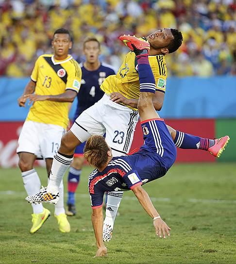 Футболист из сборной Японии Ёсито Окубо (на первом плане) и колумбиец Карлос Вальдес (номер 23)