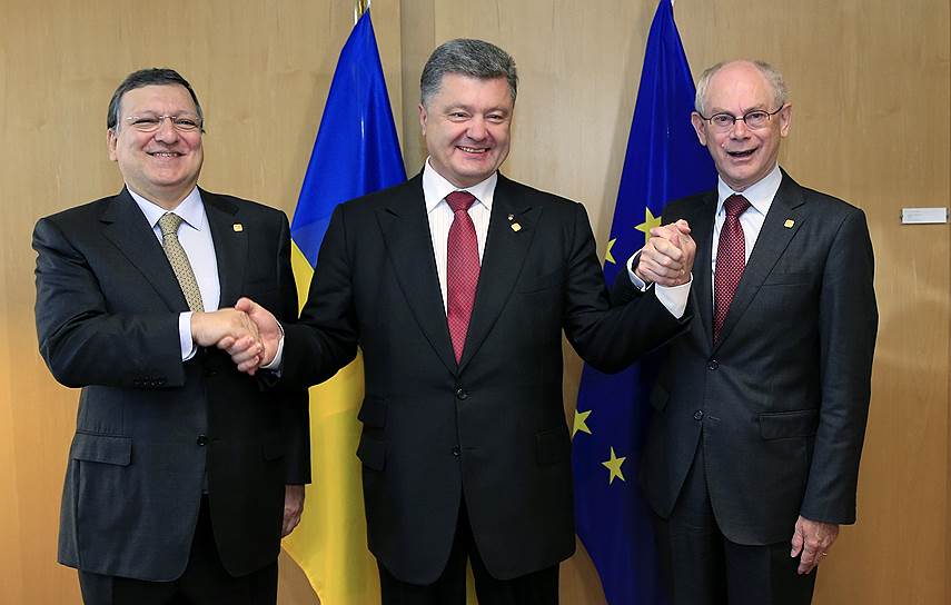 Президент Украины Петр Порошенко (в центре), глава Еврокомиссии Жозе Баррозу (слева) и президент Европейского совета Херман Ван Ромпей в Брюсселе. Украина, Грузия и Молдавия в пятницу подписали соглашения об ассоциации с Евросоюзом