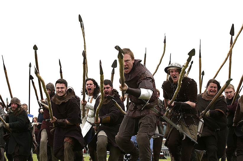 Актеры, играющие солдат Роберта Брюса, во время исторической реконструкции битвы при Бэннокберне, Шотландия