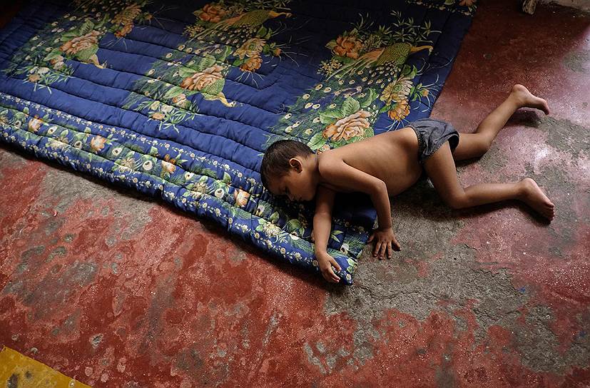 Гондурасский ребенок, путешествующий со своей семьей, стремящейся попасть на север Мексики а затем и в США, спит в приюте для мигрантов в Тапачуле на юге Мексики