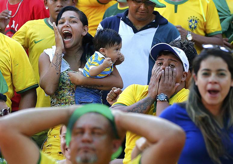 Бразильские фанаты во время матча сборной страны с Мексикой