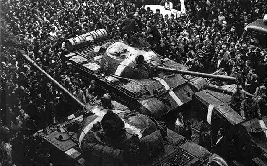 Два дня длился ввод советских войск в Чехословакию. В ночь на 21 августа 1968 года в Чехословакию были введены войска стран Варшавского договора (кроме Румынии). Целью вторжения была остановка «Пражской весны» — периода либеральных реформ после избрания первым секретарем ЦК КПЧ Александра Дубчека. По разным данным со стороны СССР составили от 96 до 1000 человек, со стороны Чехословакии — около 1000 человек. Итогом стало смещение нелояльного Советскому Союзу правительства Александра Дубчека