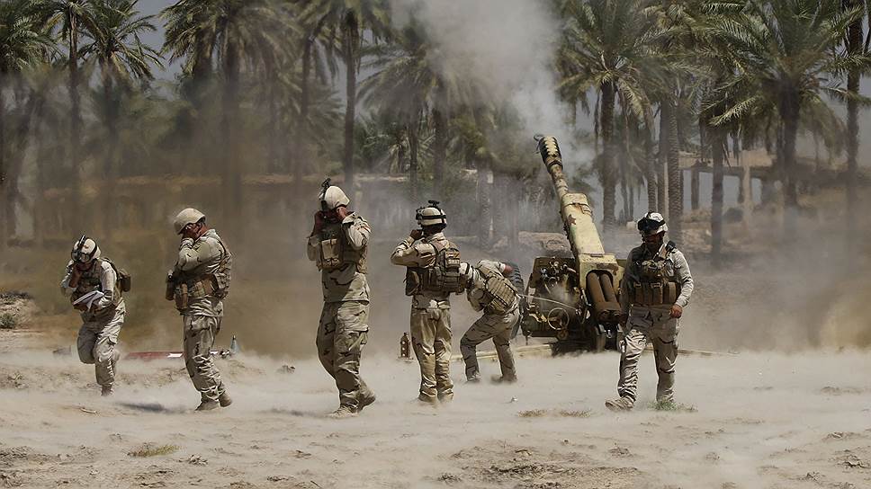 Иракские солдаты во время боя с силами «Исламского государства Ирака и Леванта» в Джурф-аль-Сахаре