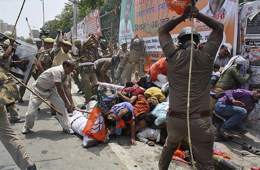 Разгон акции протеста молодежного крыла индийской правящей партии БДП у здания конгресса штата Уттар-Прадеш в Лакхнау