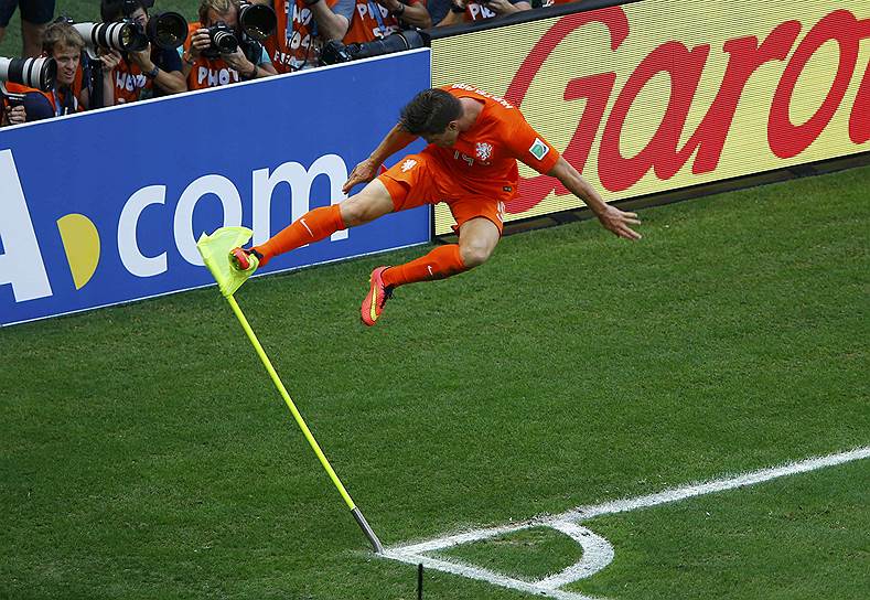 Голландский футболист Клас-Ян Хюнтелар радуется забитому голу в матче со сборной Мексики в Форталезе во время ЧМ-2014