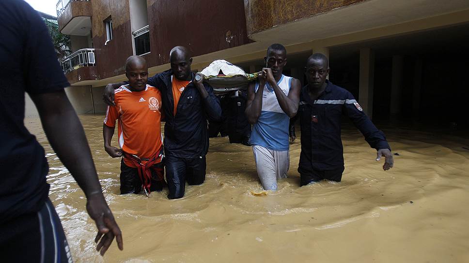 Спасатели эвакуируют больную женщину из затопленного района Абиджана, Кот-д&#39;Ивуар