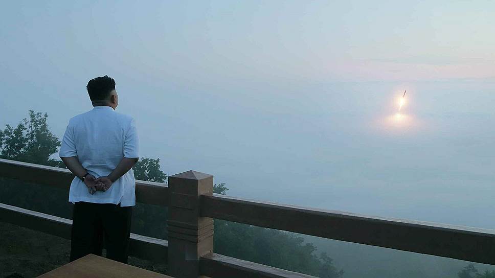 Лидер КНДР Ким Чон Ын наблюдает за пуском баллистической ракеты