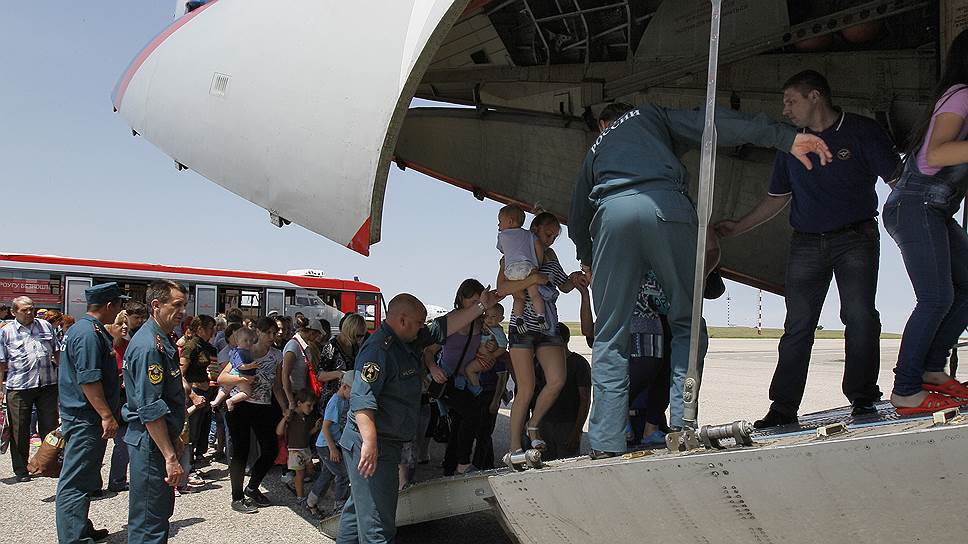 Премьер-министр Дмитрий Медведев заявил,  что ситуация с потоком беженцев с Украины в РФ «беспрецедентная»

