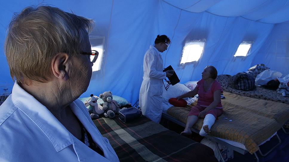 В палаточном лагере, который расположен на стадионе в одном из районов Крыма, постоянно находятся представители МЧС, медики, полицейские