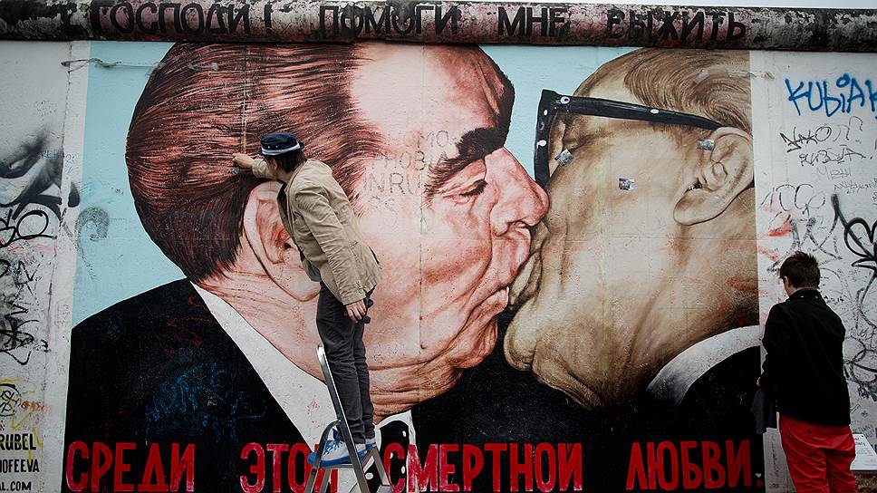 Со временем западную часть стены украсили многочисленные граффити, в том числе изображение поцелуя генсека СССР Леонида Брежнева и экс-главы Восточной Германии Эрика Хонеккера