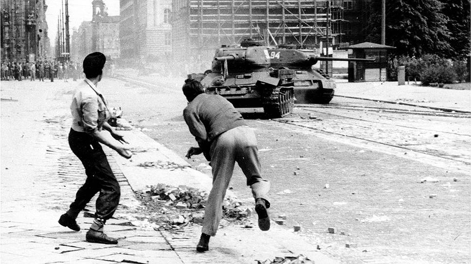 16 июня 1953 в Берлине началась всеобщая забастовка, захватившая 600 предприятий и 250 населенных пунктов. Для ее подавления были применены советские танки. Демонстрации кончились несколькими десятками погибших и десятками тысяч арестованных