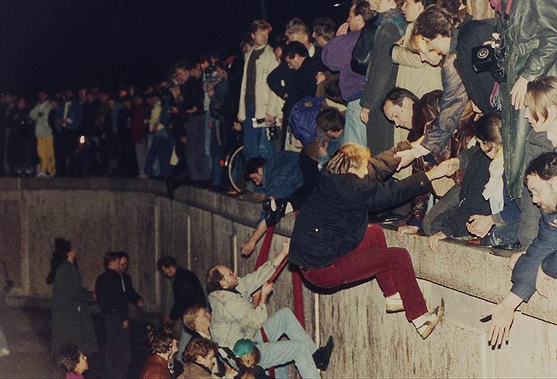 Сотни тысяч восточных немцев, не дожидаясь назначенного срока, устремились к Берлинской стене вечером 9 ноября — после выступления Гюнтера Шабовски по ТВ