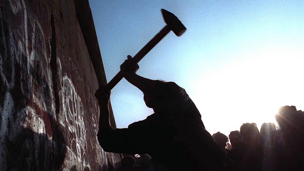 К 22 декабря 1989 года, с открытием для прохода Бранденбургских ворот, через которые была проведена граница между ФРГ и ГДР, Берлинская стена еще стояла, но лишь как символ недавнего прошлого: она была разбита, расписана многочисленными граффити, а берлинцы и туристы старались унести на память отбитые от нее кусочки