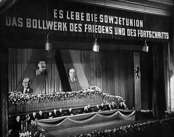 Первым и единственным президентом ГДР в 1949 году стал Вильгельм Пик. После его смерти в сентябре 1960 года пост президента был упразднен, вместо этого был создан Государственный совет, председателем которого стал Вальтер Ульбрихт
