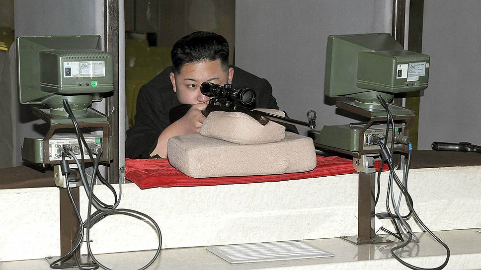 23.02.2012 Ким Чон Ын стреляет из винтовки на только что открытой фабрике по производству оружия