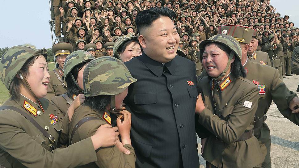 24.04.2014 Ким Чон Ын во время запуска баллистической ракеты с солдатами 