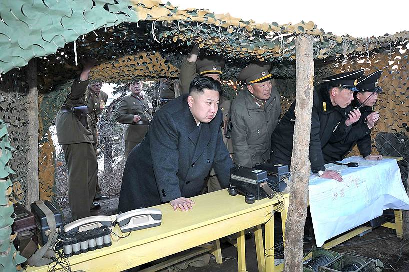 26.03.2013 Ким Чон Ын наблюдает за упражнениями солдат во время учений