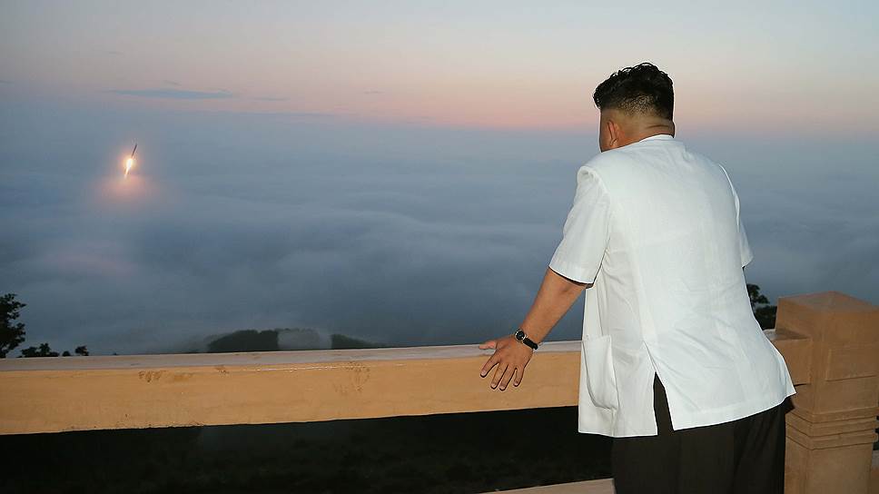30.06.2014 Лидер КНДР Ким Чон Ын наблюдает за пуском ракеты