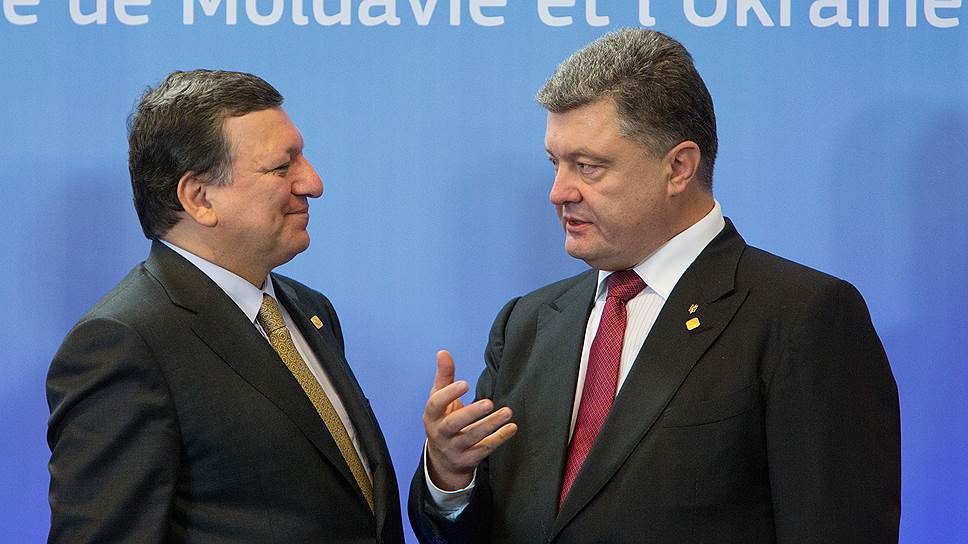 Председатель Европейской комиссии Жозе Мануэл Баррозу (слева) и президент Украины Петр Порошенко (справа) на церемонии подписания экономической части Соглашения об ассоциации с Евросоюзом на саммите ЕС в Брюсселе. 27.06.2014