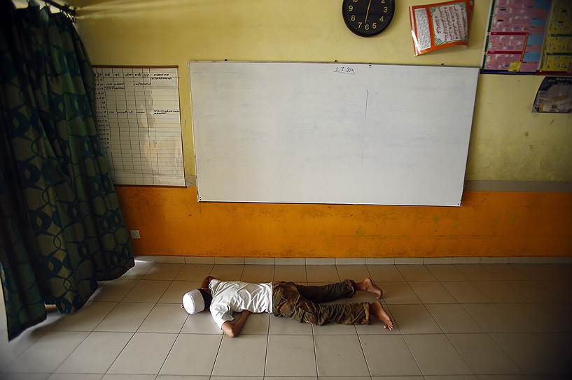 Ребенок после занятий в одной из школ Малайзии