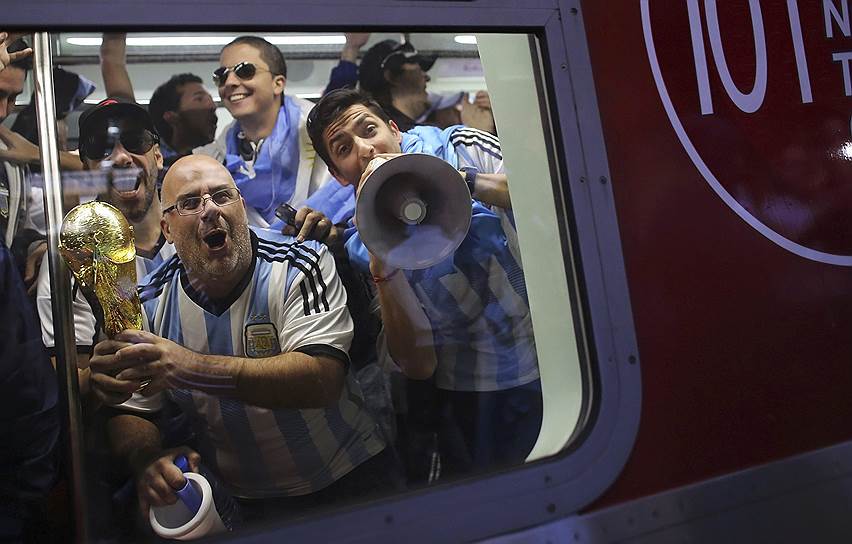 Болельщики сборной Аргентины по футболу отмечают победу над командой Швейцарии в матче 1/8 финала чемпионата мира