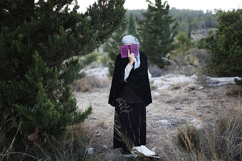 Израильтянка молится во время похорон в Модиине трех подростков, похищенных и убитых на Западном берегу Иордана