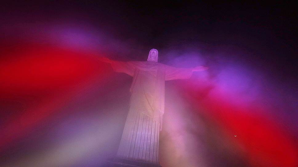 Статуя Христа-Искупителя, подсвеченная в официальных цветах Канады, во время дня Канады в Рио-де-Жанейро