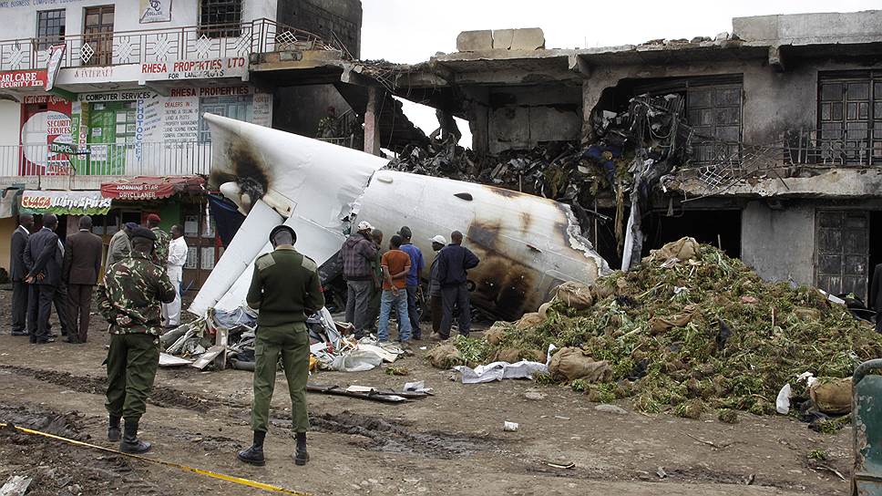 Обломки самолета Fokker 50, перевозившего груз ката (легкого растительного наркотика-стимулятора) в Найроби, столице Кении. Самолет упал на землю почти сразу после взлета из городского аэропорта, погибли четыре человека