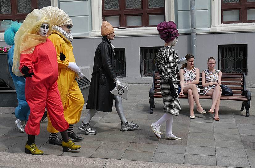 Акция актеров театра «Грим масса», посвященная Всемирному дню уфолога, в центре Москвы