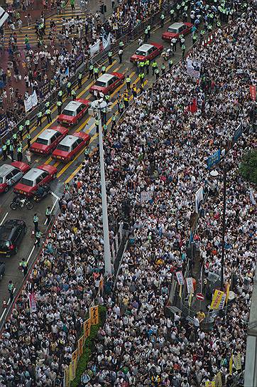 В июне в Гонконге прошел неофициальный референдум, на который был вынесен вопрос, поддерживают ли жители города модель проведения выборов, не подразумевающую предварительное одобрение кандидатов Китаем