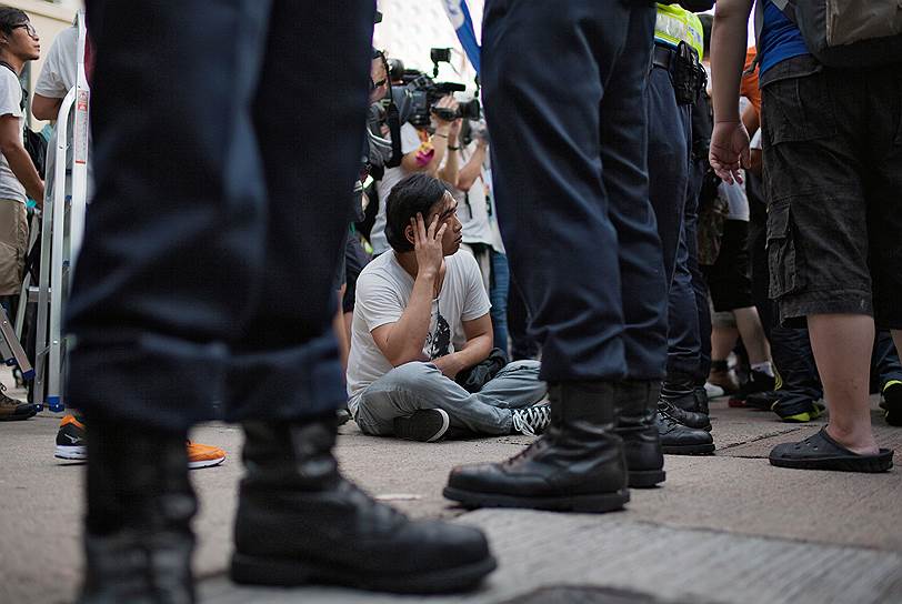 Сидячая забастовка началась после шествия сторонников демократизации, которое, по данным организаторов, собрало более 510 тыс. участников. Протестующие выступают за полную избирательную свободу и прямые выборы главы администрации Гонконга