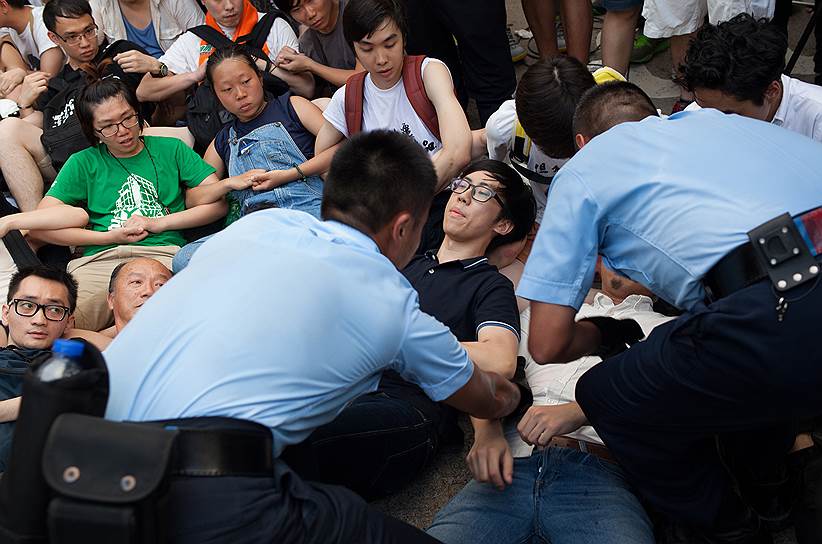 Гонконгская полиция арестовала более 500 человек, устроивших сидячую забастовку в деловом районе города