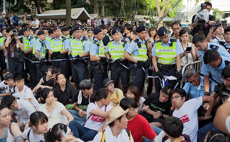 В полиции заявляют, что демонстранты были задержаны за проведение несанкционированного митинга и препятствование работе полиции