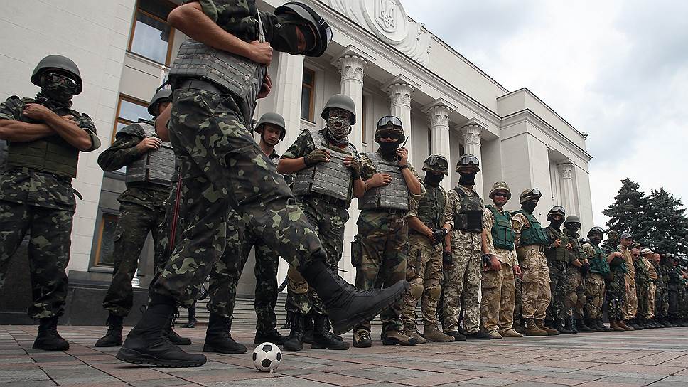 Бойцы батальона «Донбасс» в оцеплении у здания Верховной рады Украины