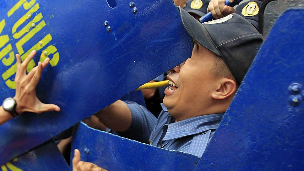 Столкновения с полицией при попытке разгона демонстрантов у здания посольства США в Маниле