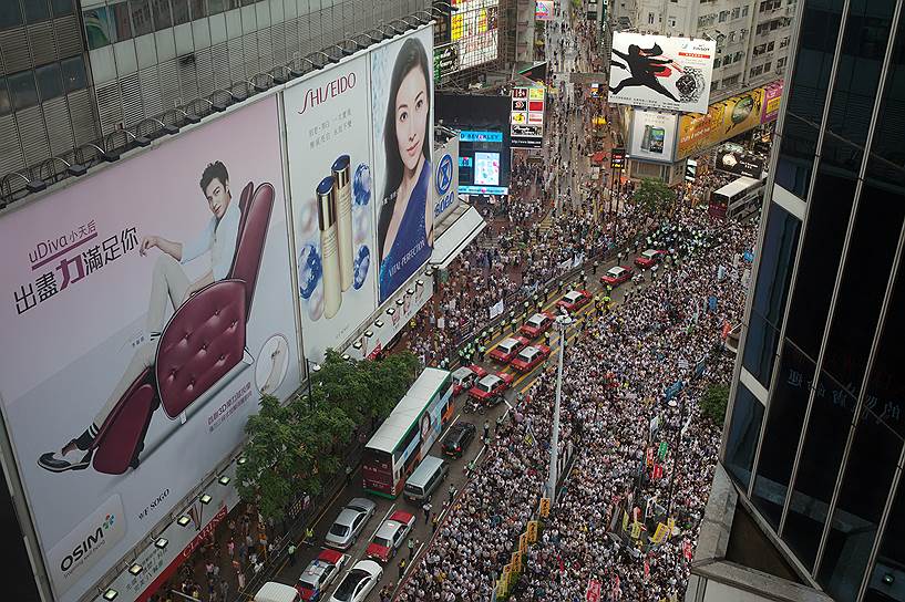 2 июля. Гонконгская полиция арестовала более 500 человек, устроивших сидячую забастовку в деловом районе города