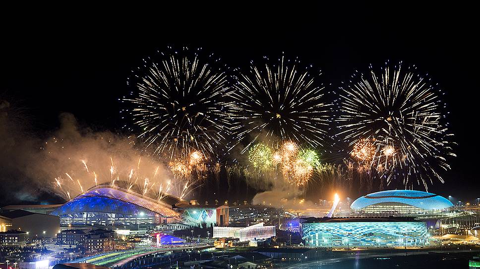 Фейерверк над Олимпийским парком. Зимние Олимпийские игры в Сочи