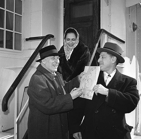 В 1952 году Шагал (слева) женился на Валентине Бродской (в центре), владелице лондонского салона моды &lt;br> Справа друг художника Густав Штерн