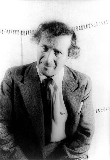 В 1920 году Шагал начал работать над оформлением Московского Еврейского камерного театра под руководством Алексея Грановского, создавал декорации и костюмы к спектаклю «Вечер Шолом-Алейхема»
