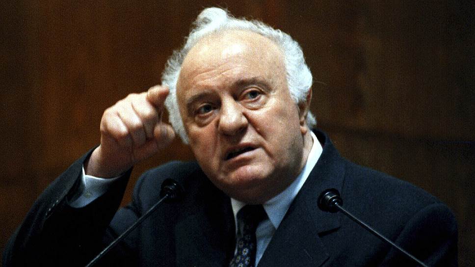 По словам Эдуарда Шеварднадзе, после ухода из власти он «не принимал какого-либо участия в политической и общественной жизни страны, но как пенсионер наблюдал за происходящими в стране событиями». 7 июля 2014 года он скончался в Тбилиси на 87-м году жизни