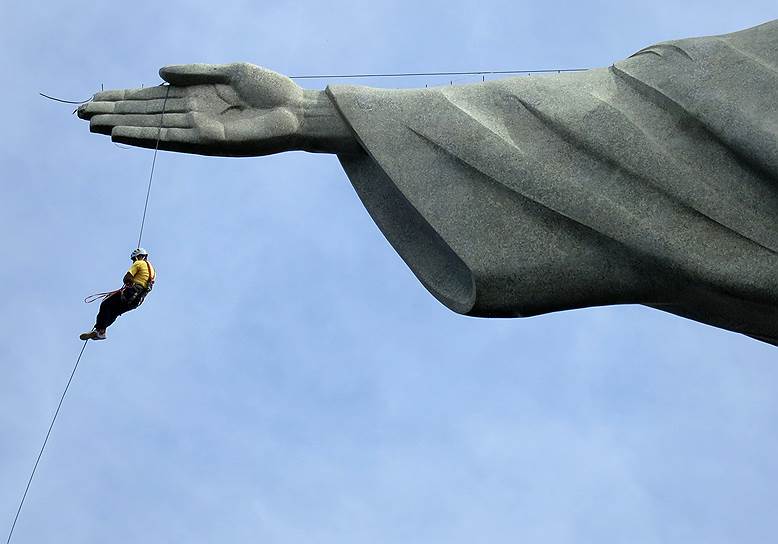 Рабочий на статуе Христа на горе Корковадо в Рио-де-Жанейро, Бразилия