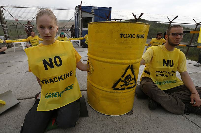 Активисты Greenpeace протестуют против добычи сланцевого газа американской компанией Chevron на северо-востоке Румынии