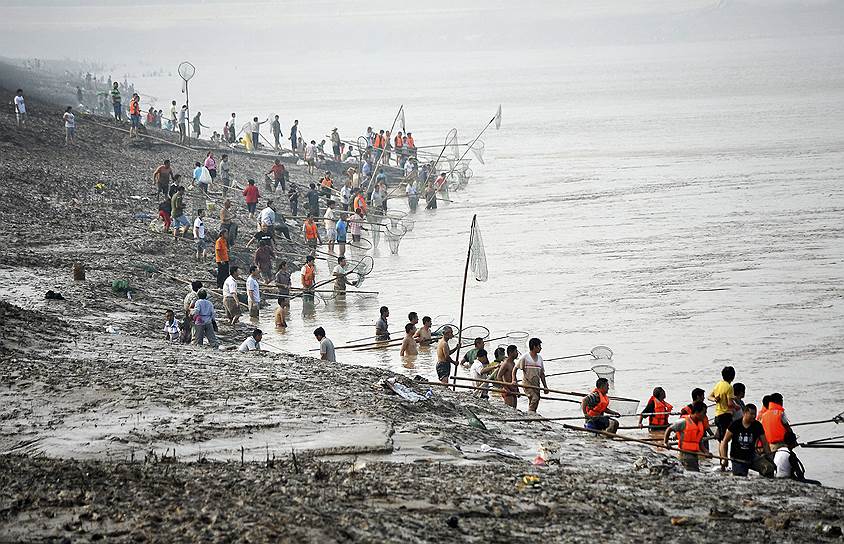 Люди рыбачат на берегу реки Хуанхэ, провинция Шаньси, Китай