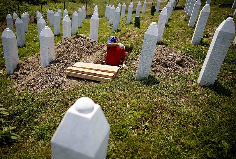 Рабочий мемориального центра жертв резни в Сребренице, Босния и Герцеговина, готовит могилы перед церемонией, посвященной 19-й годовщине трагедии