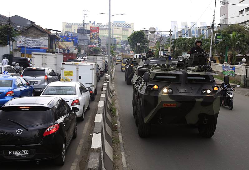 Военные бронированные автомобили патрулируют улицы Джакарты, Индонезия, накануне президентских выборов