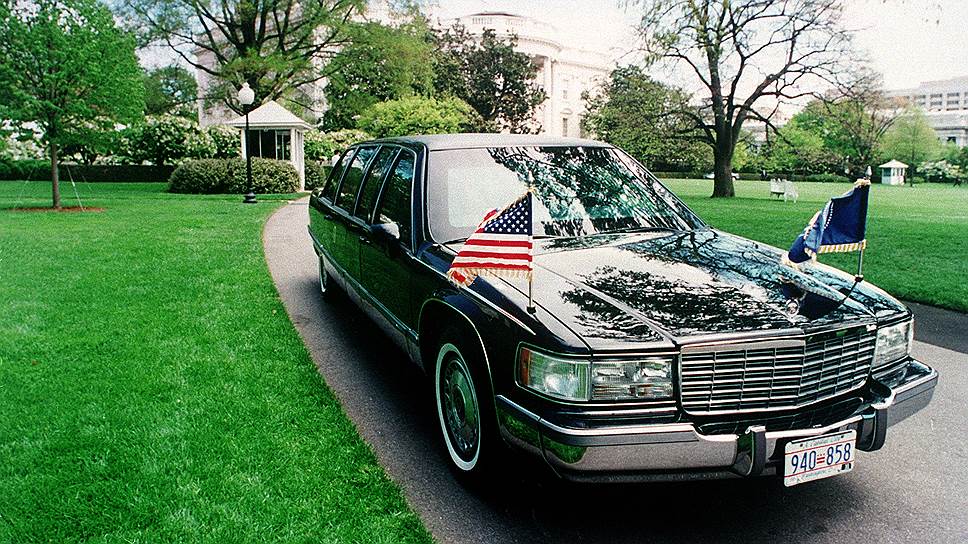Последние 20 лет американские президенты ездят исключительно на Cadillac. В 1993 году Билла Клинтона возили на специальной серии Fleetwood Brougham, Джорджа Буша в 2001 году — на de Ville. В 2005-м автомобилем номер один стал CTS, переживший обновление в 2009 году. С серийной машиной он имеет мало общего: по сути, это уникальный автомобиль, созданный вручную. Из-за огромного количества брони и огромных размеров этот Cadillac называется The Beast («зверь»)&lt;br>На фото: Fleetwood Brougham Билла Клинтона &lt;br>На правах рекламы