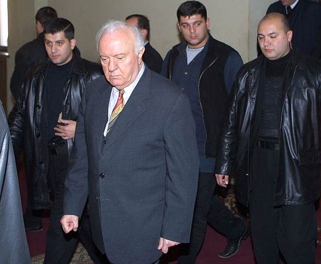 22 ноября в Тбилиси на митинг оппозиции вышло около 50 тыс. человек. Оппозиционеры, руководимые Михаилом Саакашвили с букетом роз в руках, ворвались на первое заседание нового парламента во время выступления Эдуарда Шеварднадзе. Президент покинул трибуну, а затем скрылся в своей резиденции Крцаниси. Бывший спикер парламента Нино Бурджанадзе объявила себя и. о. президента, Эдуард Шеварднадзе ответил введением чрезвычайного положения. В ночь на 23 ноября сторонники оппозиции захватили правительственные здания. При посредничестве главы МИД РФ Игоря Иванова прошли переговоры Эдуарда Шеварднадзе с лидерами оппозиции, после которых президент объявил об отставке. Состоялись досрочные президентские выборы, на которых Михаил Саакашвили получил голоса 96,27% избирателей
